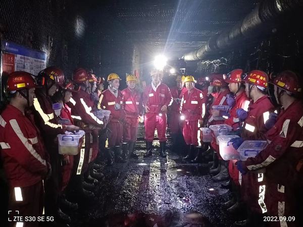 曹家灘礦業(yè)公司領(lǐng)導深入陜煤建設(shè)煤礦運營服務(wù)公司 曹家灘項目部開展中秋慰問活動