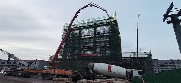 陜煤建設韓城分公司承建的王峰礦井副井工業場地提升機房主體工程順利封頂