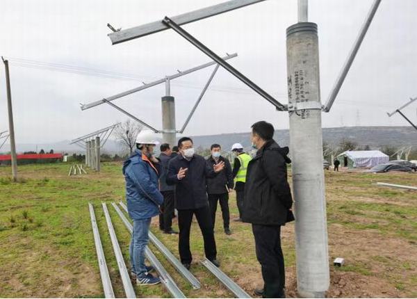 寶雞市聯合督查組梁武一行蒞臨隴縣110MW 農光互補發電項目進行調研指導