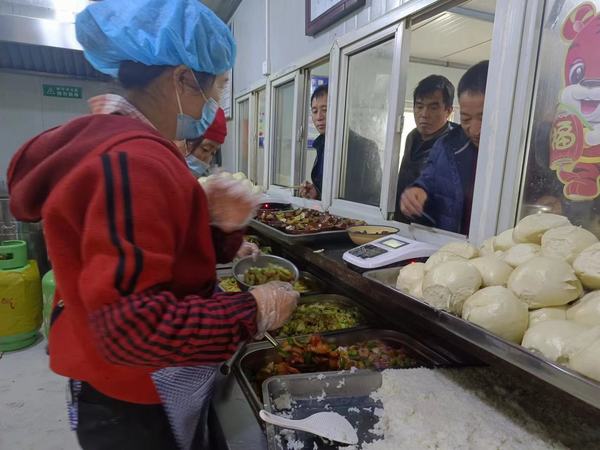 陜煤建設礦建二公司王峰項目部:加強后勤保障 打響疫情“保胃戰”