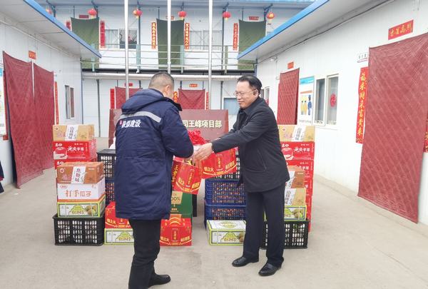 陜煤建設礦建二公司經理白鳳忠前往施工一線進行春節慰問