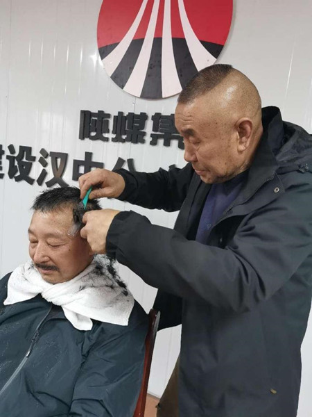 陜煤建設(shè)漢中分公司第五項(xiàng)目部開展愛心義剪活動