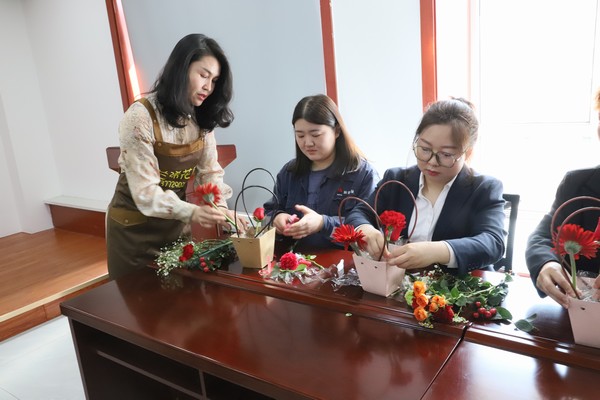 陜煤建設洗選煤運營公司開展“赴春天之約 綻巾幗芳華”插花活動