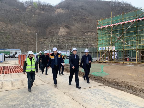 陜西彬長(zhǎng)集團(tuán)有限公司董事長(zhǎng)、黨委書(shū)記一行蒞臨陜煤建設(shè)天工公司承建的儲(chǔ)煤倉(cāng)工地檢查指導(dǎo)工作