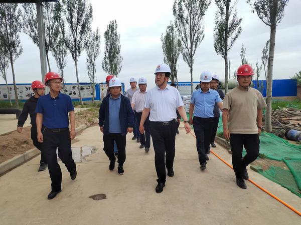 陜西彬長(zhǎng)集團(tuán)有限公司董事長(zhǎng)、黨委書記白永明一行蒞臨陜煤建設(shè)路橋分公司彬長(zhǎng)項(xiàng)目部檢查