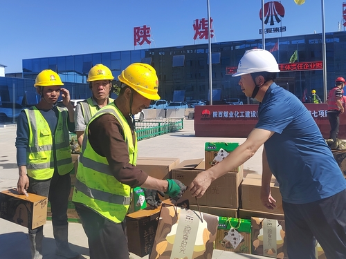 榆林市住房和城鄉(xiāng)建設局統(tǒng)建代建中心主任李宏一行蒞臨陜煤建設直屬第七項目部檢查慰問