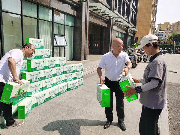 陜煤建設大秦置業公司：防暑降溫送清涼 情系一線保平安