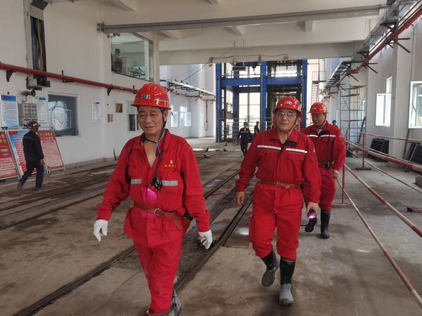 王明智、楊讓順深入陜煤建設(shè)礦建二公司王峰項目部檢查指導(dǎo)工作