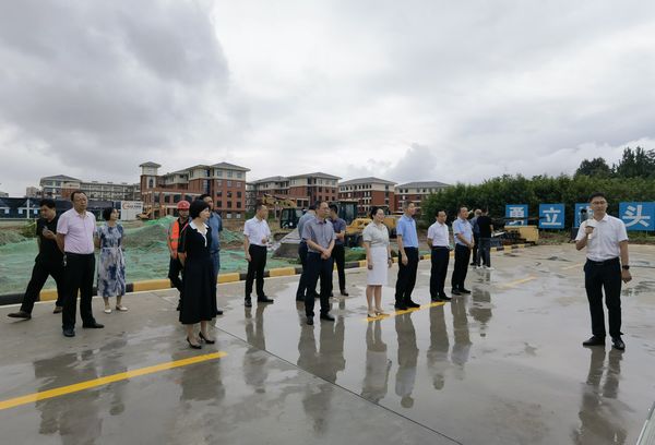 漢陰縣縣委書記劉飛霞一行蒞臨漢陰縣實驗中學 二期建設工程項目現場調研指導工作