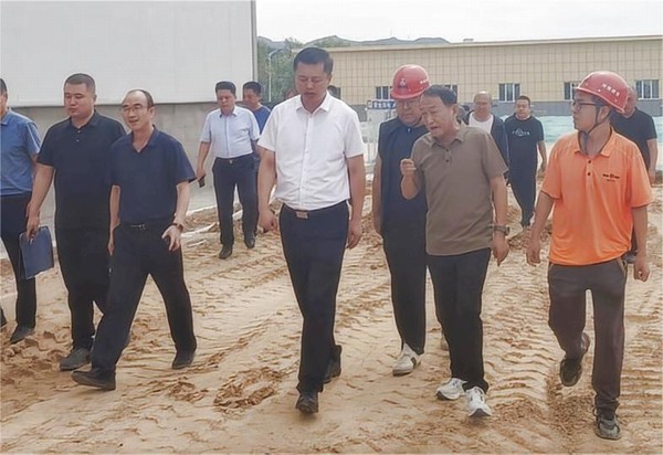 綏德縣縣委副書記、縣長王誠一行蒞臨陜煤建設(shè)路橋分公司綏德縣第二凈水廠工程調(diào)研