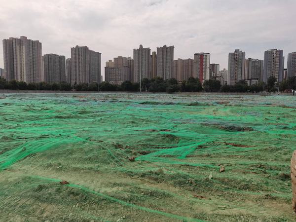 陜煤建設新城公司華清東路以南區域改造項目清表及垃圾清運工程二標段及五標段工程順利通過竣工驗收