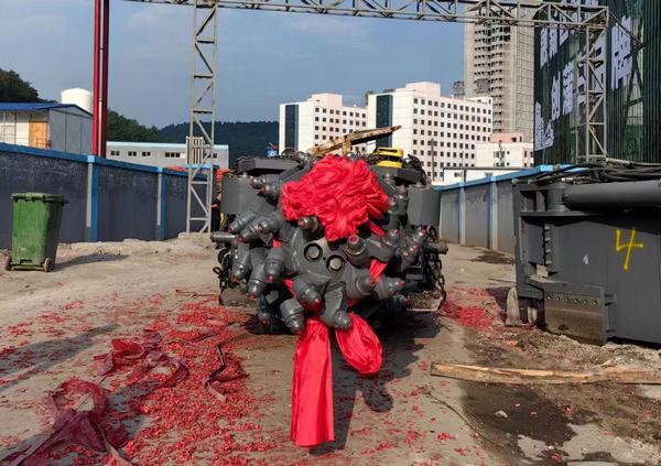 陜煤建設礦建二公司建莊項目部第二臺綜掘機入井