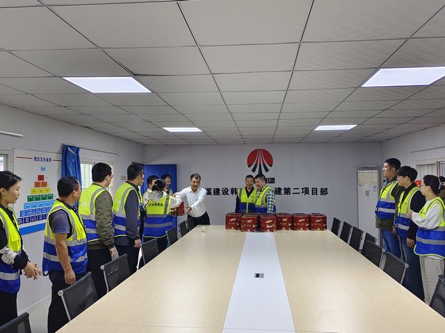 陜煤建設韓城分公司開展“喜迎雙節 溫暖一線”重點工程慰問活動