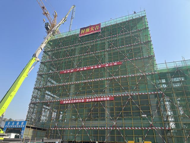 陜煤建設韓城分公司土建十三項目部承建的王峰煤礦培訓中心樓順利封頂