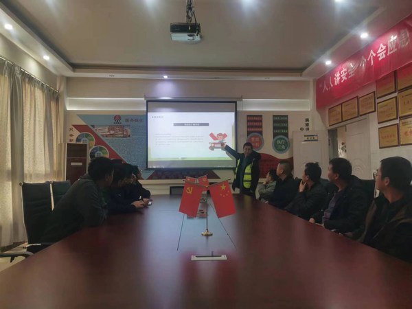 陜煤建設(shè)路橋分公司靖神鐵路項(xiàng)目部開展“文明交通，你我同行”全國交通安全日活動