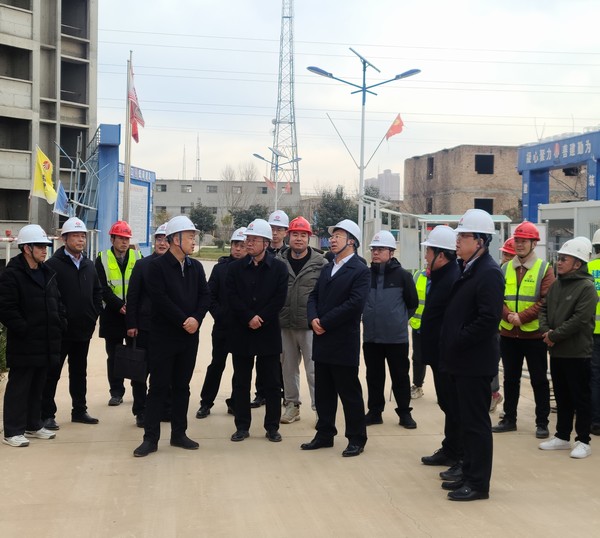 銅川礦業(yè)有限公司黨委書記、董事長(zhǎng)路根奎一行蒞臨陜煤建設(shè)銅煤公司承建的銅煤三號(hào)居住區(qū)檢查指導(dǎo)工作