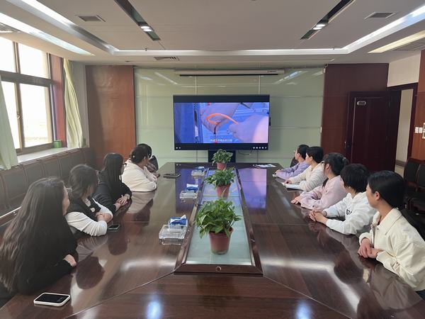 陜煤建設煤礦運營服務分公司：組織女職工觀看巾幗勞模工匠大宣講直播節目