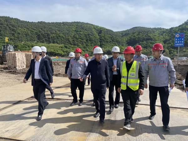 陜煤集團副總經理杜平一行蒞臨黃陵礦業店頭電廠二期2×1000MW機組擴建項目主廠房樁基項目檢查指導工作