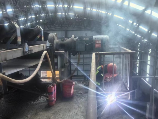 陜煤建設(shè)機電安裝公司順利完成沙梁煤礦主斜井井口矸石膠帶機改造工程