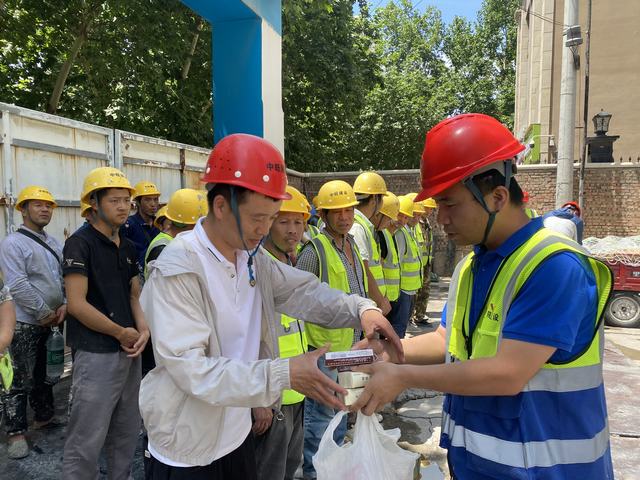 陜煤建設(shè)韓城分公司：戰(zhàn)“酷”暑 有“涼”策