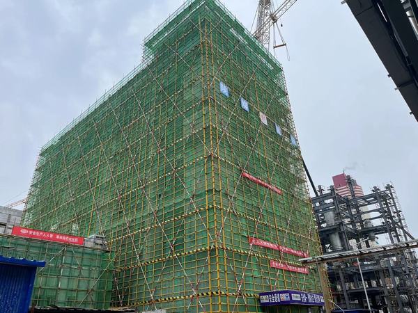 陜煤建設(shè)天工公司承建的陜化尿素工序提升裝備改造項目大顆粒尿素(00813)工程主體結(jié)構(gòu)順利封頂