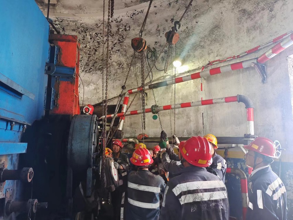 陜煤建設(shè)洗選煤第三項目部:“零點堅守” 穩(wěn)步完成101帶式輸送機帶面及機頭拖帶滾筒更換工程