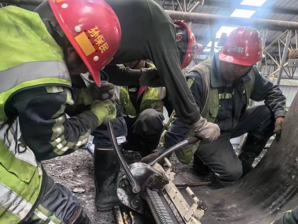 陜煤建設(shè)機電安裝公司順利完成沙梁煤礦主斜井井口矸石膠帶機縮帶工作