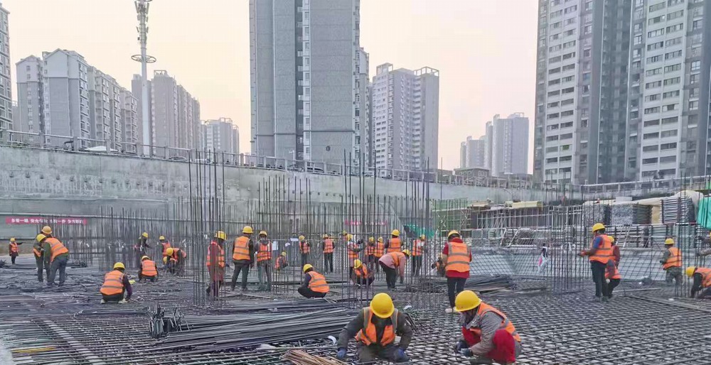 陜煤建設新龍城直屬項目部:國慶假日不打烊,熱火朝天忙生產