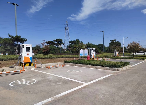 陜煤建設川耀公司:崔仙服務區充電樁安裝,為綠色出行“加油”