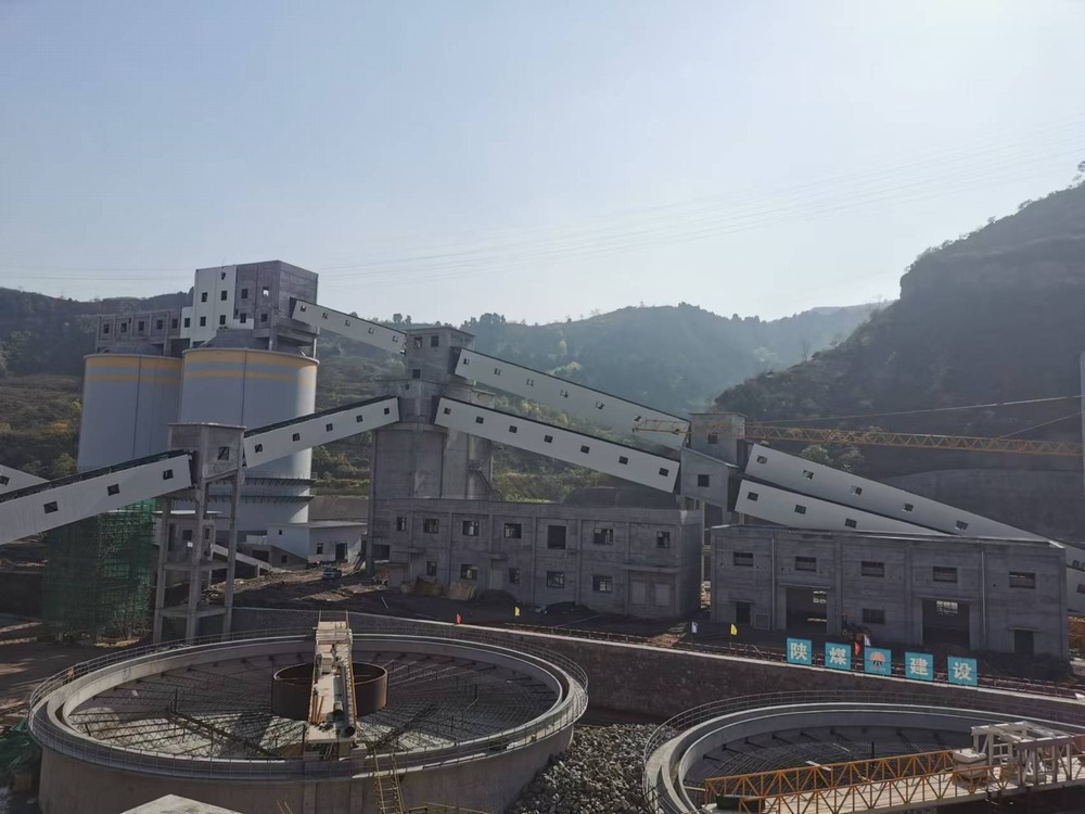 陜煤建設(shè)韓城分公司土建十一項(xiàng)目部:多項(xiàng)超規(guī)模危大工程鋼桁架一次性吊裝成功