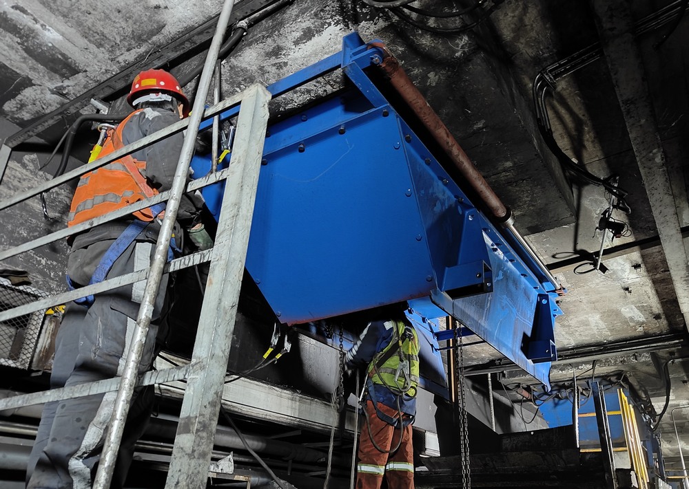 陜煤建設洗選煤運營分公司第二項目部:落煤塔暗道給煤機更換工程順利竣工,助力煤礦高效生產(chǎn)