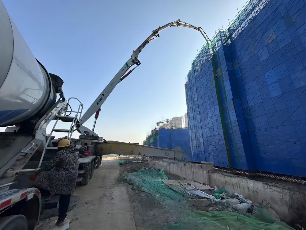 陜煤建設天工公司承建的大秦·山水逸境項目1#、2#樓工程主體結構順利封頂