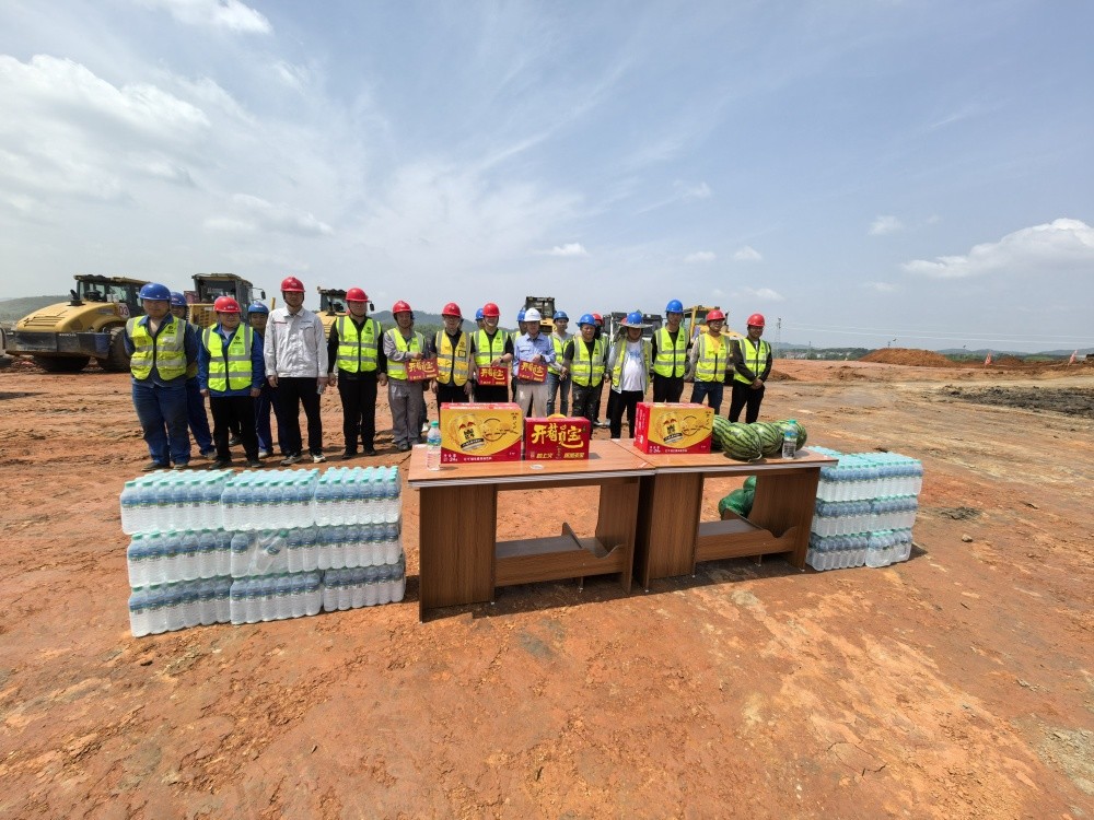 以關懷致敬堅守 用行動助力建設