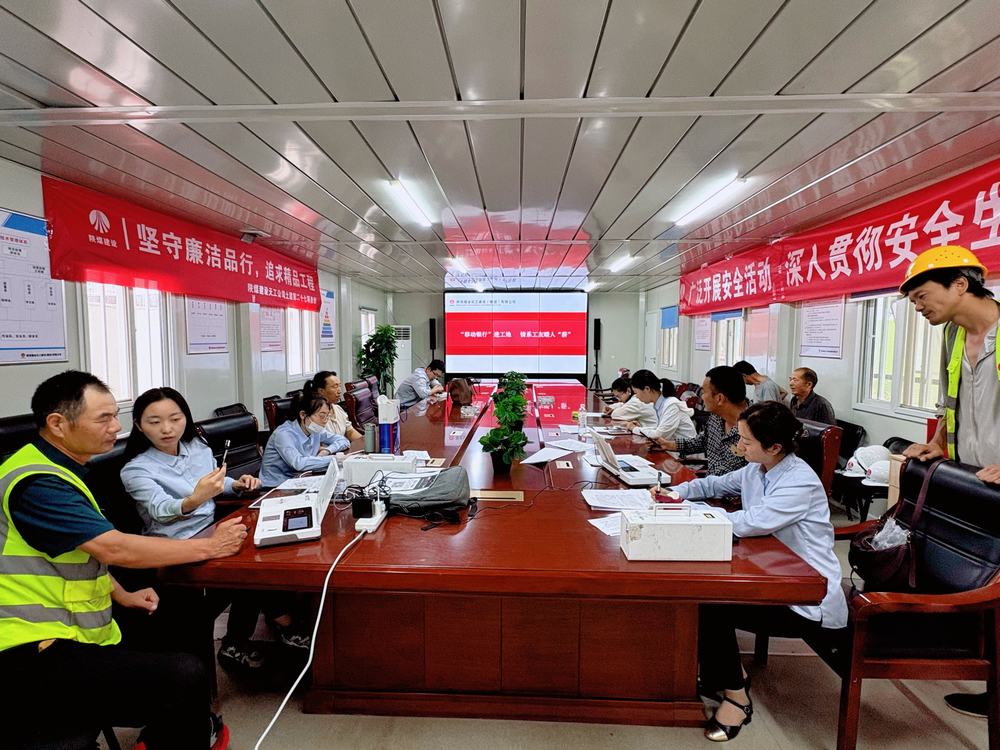 陜煤建設(shè)天工公司土建第二十七項(xiàng)目部聯(lián)合浦發(fā)銀行開(kāi)展農(nóng)民工工資卡專項(xiàng)辦理活動(dòng)