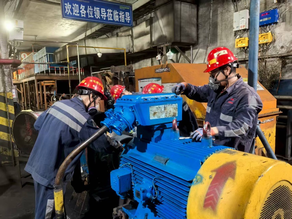 陜煤建設洗選煤運營公司檸條塔運營項目部：汗水浸透工裝色，高溫檢修護生產