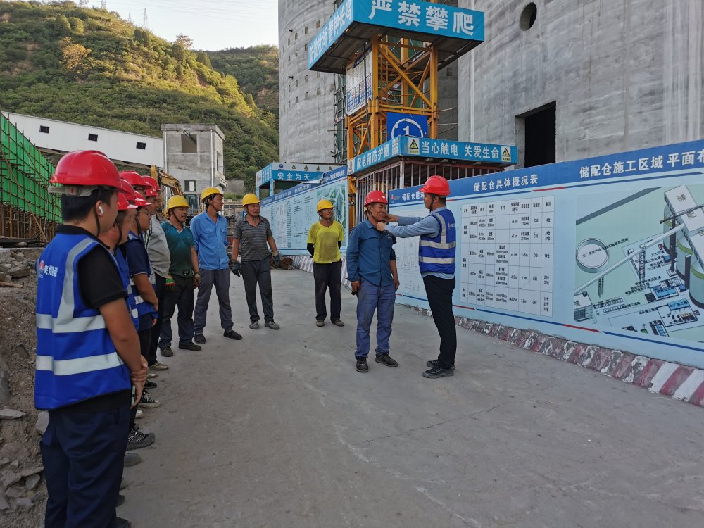 陜煤建設韓城分公司土建十一項目部：每日一聚話安全，工地防線牢又堅