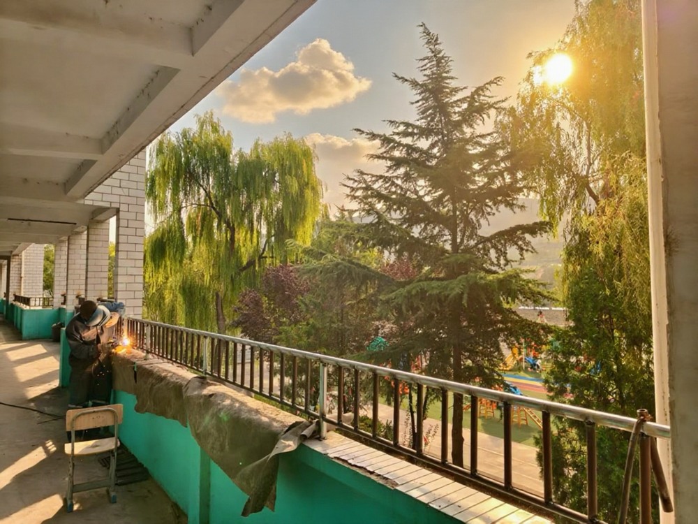 助力地方教育，護(hù)航學(xué)子平安——陜煤建設(shè)礦建二公司安裝項(xiàng)目部為卓立小學(xué)教學(xué)樓安裝防護(hù)欄桿