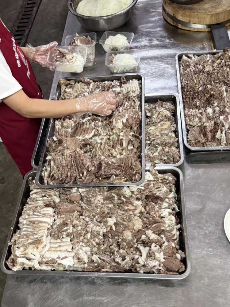 陜煤建設(shè)煤礦運(yùn)營(yíng)服務(wù)分公司：暖心暖胃更暖情 一碗羊肉泡饃里的“家”味道