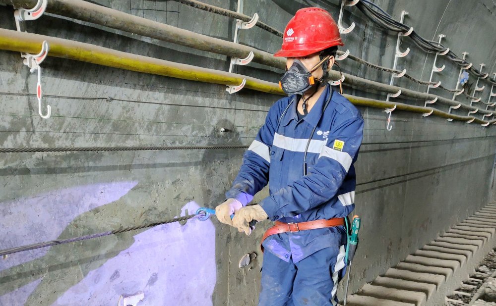 爬坡不用“喘粗氣”!玻璃溝煤礦行人助行裝置投運,省力更暖心