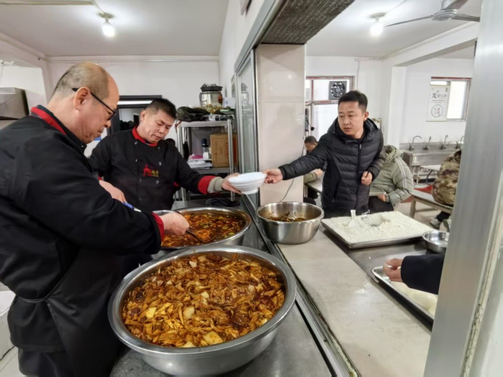 陜煤建設煤礦運營服務分公司:一線寒冬,后勤送暖